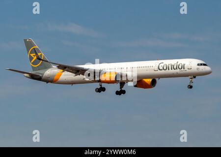 Avión de Línea Boeing 757 de la aerolínea Condor aterrizando en el aeropuerto de Gran Canaria, Gando. Foto Stock