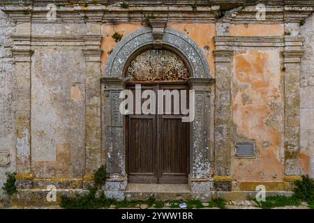 Pareti molto vecchie e fatiscenti con porte vecchie che nessuno sta ristrutturando. Foto Stock