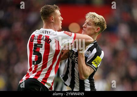 Foto del file datata 06-01-2024 di Daniel Ballard (a sinistra) del Sunderland e Anthony Gordon del Newcastle United. Il Newcastle ha allentato i rivali locali del Sunderland nella vittoria 3-0 allo Stadium of Light, la loro prima vittoria Wear-Tyne dall'agosto 2011, nella scelta del terzo turno della fa Cup. Data di pubblicazione: Giovedì 12 dicembre 2024. Foto Stock