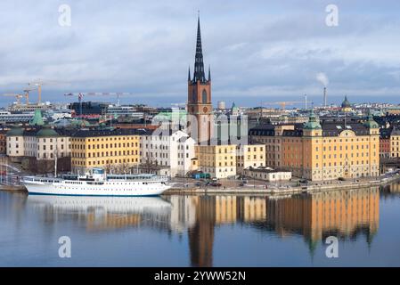STOCCOLMA, SVEZIA - 09 MARZO 2019: Vista dell'isola di Riddarholmen (Isola dei Cavalieri) in un giorno di marzo soleggiato Foto Stock