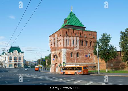 NIZHNY NOVGOROD, RUSSIA - 29 AGOSTO 2020: L'antica torre di Dmitrievskaja nel paesaggio urbano in un giorno di agosto Foto Stock