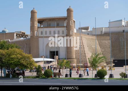 BUKHARA, UZBEKISTAN - 09 SETTEMBRE 2022: In una soleggiata giornata di settembre presso la fortezza dell'Arca Foto Stock