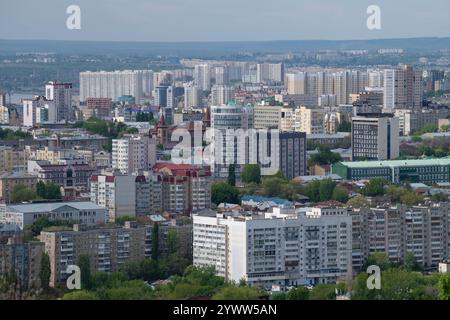 SARATOV, RUSSIA - 3 MAGGIO 2024: Paesaggio della Saratov moderna in un giorno di maggio. Vista dal monte Sokolovaya Foto Stock