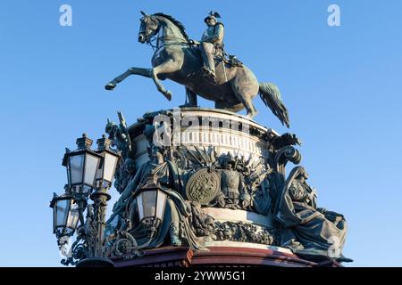 Monumento all'imperatore russo Nicola i (1859) primo piano in un giorno di dicembre soleggiato. San Pietroburgo, Russia Foto Stock