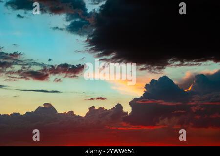 Nuvole spettacolari e scure al tramonto. foto di sfondo del cielo parzialmente nuvoloso. Foto Stock