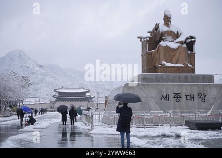 Seoul, Corea del Sud.27 novembre 2024. Seoul ha vissuto nevicate in tutta la città il 27 novembre 2024, con una profondità di neve superiore ai 16 centimetri, stabilendo un record per la più alta quantità di neve nello stesso mese da quando le moderne osservazioni meteorologiche sono iniziate nell'ottobre 1907. Credito: Liu Xu/China News Service/Alamy Live News Foto Stock