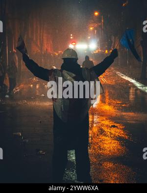 Tbilisi, Georgia - 1 dicembre 2024: Manifestanti georgiani da parte del parlamento protestano e rappresentano l'UE. Manifestazione dell'Unione europea. Proteste contro il governo Foto Stock