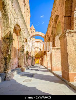 Colonne ad arco e vecchie mura in mattoni della chiesa di Odzun. basilica armena costruita intorno al V-VII secolo nel villaggio Odzun della provincia di Lori Foto Stock