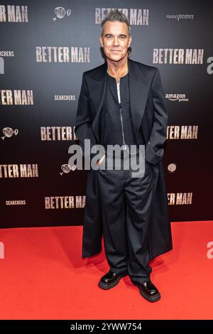 NLD, Amsterdam, 10-12-2024: Robbie Williams durante la visita alla prima del film Better Man al Royal Theatre Tuschinski di Amsterdam. ANP / Hollandse Hoogte / Patrick Harderwijk netherlands Out - belgium Out Foto Stock