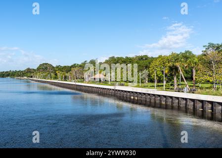Miami, Florida, Stati Uniti - 29 marzo 2024: Vista sul mare dell'Alice Wainwright Park a Miami, Florida, Stati Uniti. Foto Stock
