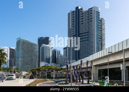 Miami, FL, USA - 29 marzo 2024: Vista della strada di giorno con edifici contemporanei e linea Metromover a Miami, Florida, USA. Foto Stock