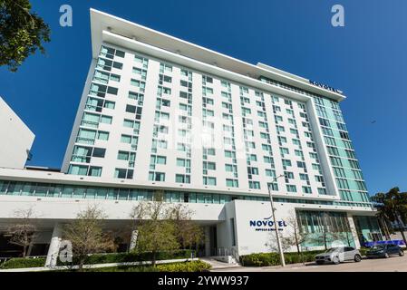 Miami, FL, Stati Uniti - 29 marzo 2024: Vista panoramica della strada di giorno con l'hotel Novotel Miami Brickell in Florida, Stati Uniti. Foto Stock