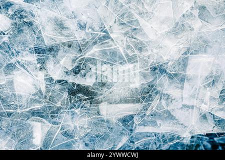 Primo piano di ghiaccio frantumato in varie tonalità di blu e bianco. L'immagine cattura l'intricato schema cristallino di piccoli frammenti di ghiaccio sc Foto Stock