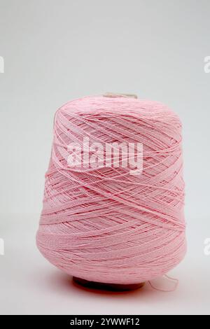 Cono per maglieria in filati rosa polvere Foto Stock