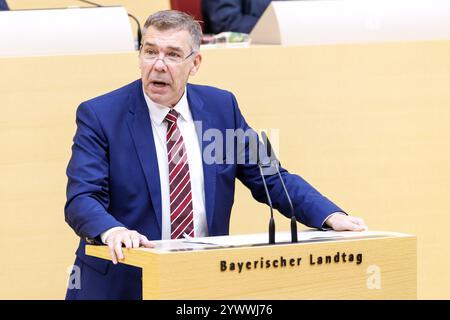 Monaco, Germania. 12 dicembre 2024. Richard Graupner (AfD) interviene alla 38a sessione plenaria del Parlamento dello Stato bavarese il 12 dicembre 2024 a Monaco (Baviera). Crediti: Matthias Balk/dpa/Alamy Live News Foto Stock