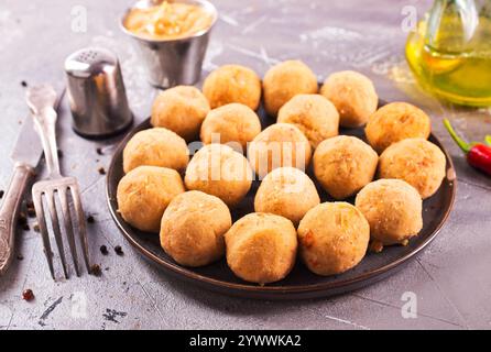 Palline di falafel fresche su un piatto nero cibo vegetariano, dieta, corretta alimentazione. Foto Stock