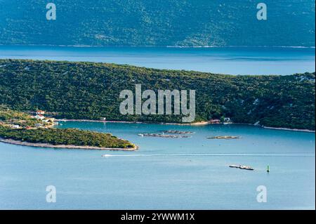 Vista mozzafiato del Mare Adriatico e delle isole nel sud della Croazia in una giornata estiva soleggiata Foto Stock