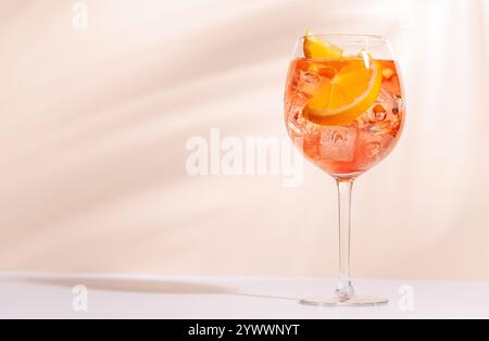 Un vivace spettacolo di cocktail Aperol Spritz su uno sfondo luminoso. Una rinfrescante e colorata celebrazione della mixologia Foto Stock