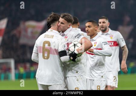 Tor zum 1:1 durch Angelo Stiller (VfB Stuttgart, #06), Jubel, Torjubel mit Ermedin Demirovic (VfB Stuttgart, #09), Enzo Millot (VfB Stuttgart, #08) GER, VfB Stuttgart vs. BSC Young Boys Bern, Fussball, Herren, UEFA Champions League, 6. Spieltag, Spielzeit 2024/2025, 11.12.2024, foto: Eibner-Pressefoto/Wolfgang Frank Foto Stock