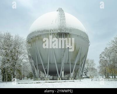 Wintereinbruch a Friburgo in Brisgovia 22. Novembre 2024, Friburgo in Breisgau. Wintereinbruch: Die ikonische denkmalgeschützte Gaskugel ist von Schnee bedeckt. Freiburg im Breisgau Hochdorf Baden Württemberg Germania *** inizio dell'inverno a Friburgo im Breisgau 22 novembre 2024, Freiburg im Breisgau inizio dell'inverno l'iconico globo a gas è coperto di neve Friburgo im Breisgau Hochdorf Baden Württemberg Germania Foto Stock