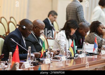 San Pietroburgo, Russia. 12 dicembre 2024. Partecipanti e relatori durante la V Conferenza scientifica e pratica internazionale sulla lotta alle malattie infettive, a San Pietroburgo, presso la Biblioteca presidenziale intitolata a B. N. Eltsin a San Pietroburgo. Credito: SOPA Images Limited/Alamy Live News Foto Stock