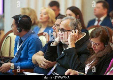 San Pietroburgo, Russia. 12 dicembre 2024. Partecipanti e relatori durante la V Conferenza scientifica e pratica internazionale sulla lotta alle malattie infettive, a San Pietroburgo, presso la Biblioteca presidenziale intitolata a B. N. Eltsin a San Pietroburgo. Credito: SOPA Images Limited/Alamy Live News Foto Stock