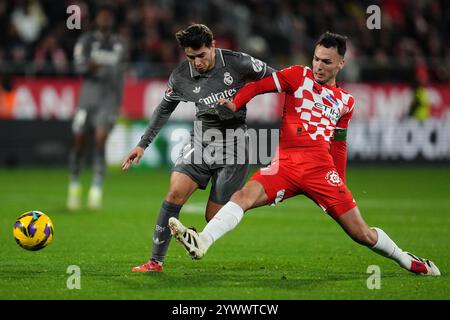 Girona, Spagna. 8 dicembre 2024. Brahim Diaz del Real Madrid e Ivan Martin del Girona FC durante la partita della Liga EA Sports tra il Girona FC e il Real Madrid giocata allo Stadio Montilivi il 7 dicembre 2024 a Girona, Spagna. (Foto di Bagu Blanco/PRESSINPHOTO) credito: PRESSINPHOTO SPORTS AGENCY/Alamy Live News Foto Stock
