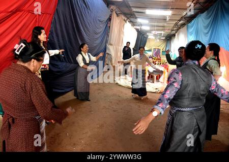 Bikaner, India. 10 dicembre 2024. I rifugiati tibetani rendono omaggio al XIV Dalai Lama Tenzin Gyatso, che ha ricevuto il Premio Nobel per la pace nel 1989, in occasione della giornata dei diritti umani. (Foto di Dinesh Gupta/Pacific Press) credito: Pacific Press Media Production Corp./Alamy Live News Foto Stock