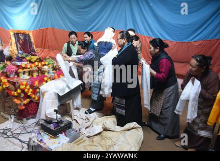 Bikaner, Rajasthan, India. 10 dicembre 2024. I rifugiati tibetani rendono omaggio al XIV Dalai Lama Tenzin Gyatso, che ha ricevuto il Premio Nobel per la pace nel 1989, in occasione della giornata dei diritti umani. (Credit Image: © Dinesh Gupta/Pacific Press via ZUMA Press Wire) SOLO PER USO EDITORIALE! Non per USO commerciale! Foto Stock