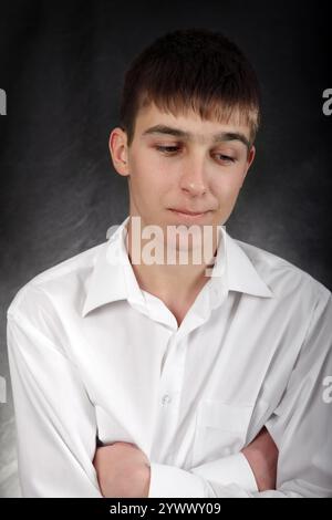 Ritratto di giovane uomo pensivo su sfondo nero Foto Stock