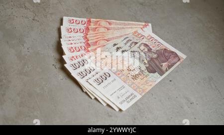 Banconote islandesi di diversi tagli, tra cui 1000 e 500 corone, disposte su una superficie di cemento, mostrando la valuta islandese. Foto Stock