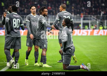 Milano, Italia, Italia. 11 dicembre 2024. Rafael LEAO dell'AC Milan festeggia il suo gol con i compagni di squadra durante la partita di UEFA Champions League, fase MD6 tra AC Milan e Crvena Zvezda allo Stadio San Siro l'11 dicembre 2024 a Milano. (Credit Image: © Matthieu Mirville/ZUMA Press Wire) SOLO PER USO EDITORIALE! Non per USO commerciale! Foto Stock