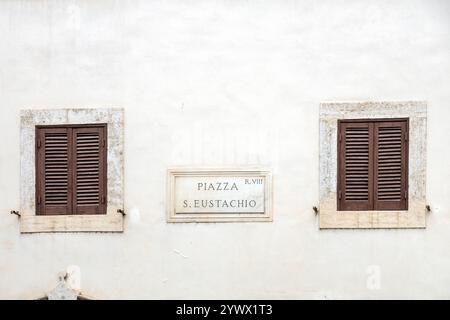 Targa indicante Piazza Sant'Eustachio sulla facciata nel centro storico di Roma, Italia Foto Stock