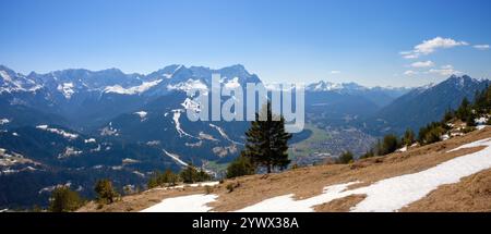 L'inverno a Garmisch-Partenkirchen offre splendide montagne innevate e una tranquilla vista sulla valle. Un cielo azzurro e limpido accompagna la pittoresca scena Foto Stock