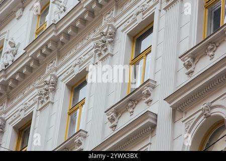 Vienna, Austria - 12 maggio 2019: Finestre del bellissimo palazzo, foto ravvicinata. Antica architettura di edifici residenziali. Foto Stock