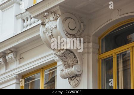 Vienna, Austria - 12 maggio 2019: Parti della decorazione esterna di edifici in Europa, primo piano. Antica architettura di edifici residenziali Foto Stock