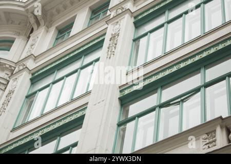 Vienna, Austria - 12 maggio 2019: Antica architettura di edifici residenziali. Finestra di un bellissimo palazzo. Casa d'élite, foto ravvicinata delle sue finestre. Foto Stock