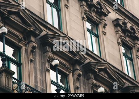 Vienna, Austria - 12 maggio 2019: Esterno barocco e gotico. Antica architettura di edifici residenziali. Architettura europea degli appartamenti. Costruisci Foto Stock