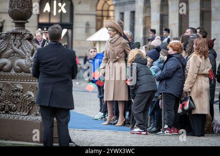 Amsterdam, Paesi Bassi. 10 dicembre 2024. Martedì 10 dicembre 2024: Il re e la regina olandese, Willem-Alexander e Máxima, salutano il presidente portoghese Marcelo Rebelo de Sousa in piazza Dam fuori dal palazzo per la sua visita di stato nei Paesi Bassi. Credito: SOPA Images Limited/Alamy Live News Foto Stock