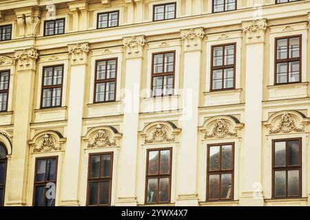 Vienna, Austria - 12 maggio 2019: Antica architettura di edifici residenziali. Finestre del bellissimo palazzo con sculture sopra la foto ravvicinata Foto Stock