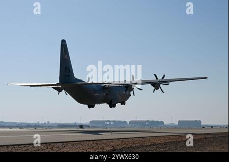 Un C-130J Super Hercules della U.S. Air Force decolla durante l'esercitazione TUWAIQ-4 all'interno dell'area di responsabilità dello U.S. Central Command, 7 dicembre 2024. Il sa Foto Stock