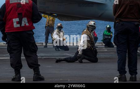 241211-N-FS097-1047 PHILIPPINE SEA (11 dicembre 2024) – Aviation Structural Mechanic (Safety Equipment) 2nd Class Angel Garciacastillos, di San Diego, pe Foto Stock