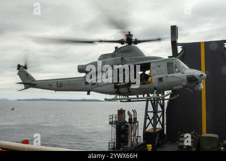 US Marines con Force Reconnaissance Platoon, Maritime RAID Force, 31st Marine Expeditionary Unit, trasporto in un elicottero UH-1Y Venom assegnato a. Foto Stock