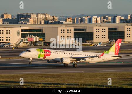 L'aereo passeggeri TAKE Air Portugal Airbus Embraer E195AR decolla all'aeroporto Humberto Delgado di Lisbona Foto Stock