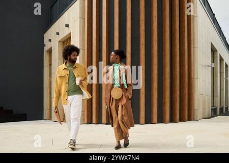 Urban Young Man and Woman che cammina lungo l'edificio Foto Stock