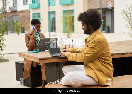Colleghi che collaborano all'aperto in ambiente urbano Foto Stock