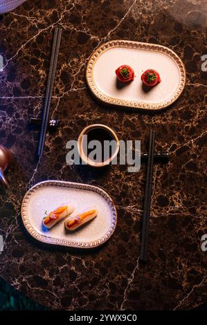 Fotografia aerea di un pasto in stile giapponese splendidamente sistemato su un tavolo di marmo scuro. Foto Stock