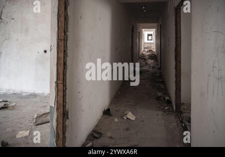 Corridoio abbandonato, distrutto in un edificio residenziale, condomini sovietici, città fantasma, Engilchek, Tian Shan, Kirghizistan, Asia Foto Stock