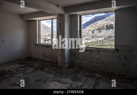 Stanza abbandonata, distrutta in un edificio residenziale, condomini sovietici, città fantasma, Engilchek, Tian Shan, Kirghizistan, Asia Foto Stock