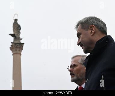 Praga, Repubblica Ceca. 12 dicembre 2024. Il ministro bavarese Markus Soder (a destra) visita la Cechia, incontra il primo ministro ceco Petr fiala (ODS). Visiteranno i mercatini di Natale in Piazza della città Vecchia a Praga, Repubblica Ceca, il 12 dicembre 2024. Crediti: Michal Krumphanzl/CTK Photo/Alamy Live News Foto Stock